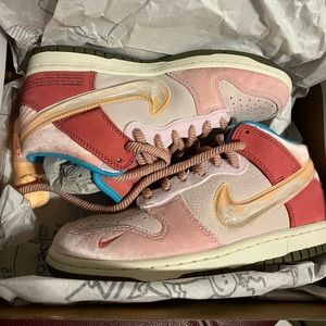 Nike dunks - strawberry